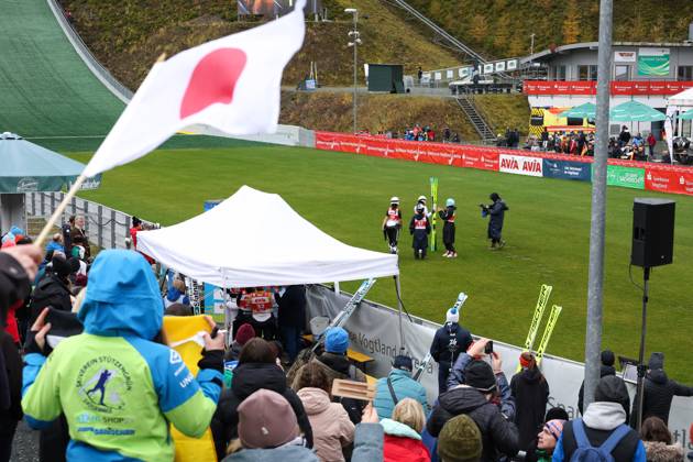 25 10 2025, Ski Jumping, Ladies, FIS Summer Grand Prix, Final Individual Competition Nozomi Maruyama JPN stands in the outrun with her colleagues and waits for the result Klingenthal Vogtland Arena Saxony Germany