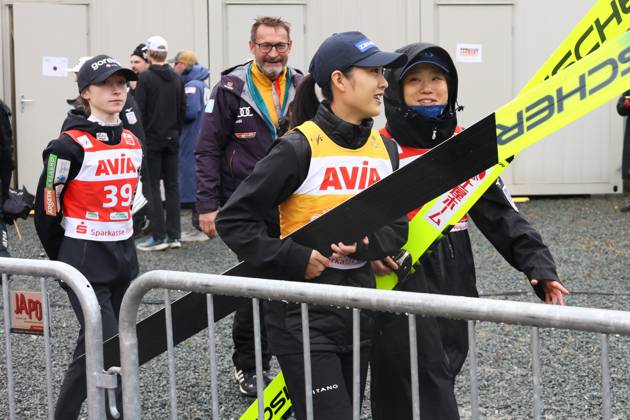 25 10 2025, Ski Jumping, Ladies, FIS Summer Grand Prix, Final Individual Competition From left Nika Prevc SLO , Nozomi Maruyama JPN, yellow jersey and Yuki Ito JPN on the way to the award ceremony Klingenthal Vogtland Arena Saxony Germany