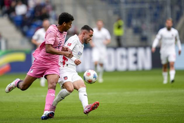v li Bernardo Fernandes da Silva Junior Hoffenheim, 13 , Arijon Ibrahimovic FCH, 22 , duel, duel scene, duel, tackle, tackling, dynamics, action, action, 25 10 2025, Sinsheim Germany , Football, Bundesliga, TSG 1899 Hoffenheim 1 FC Heidenheim, DFB DFL REGULATIONS PROHIBIT ANY USE OF PHOTOGRAPHS AS IMAGE SEQUENCES AND OR QUASI VIDEO xozx