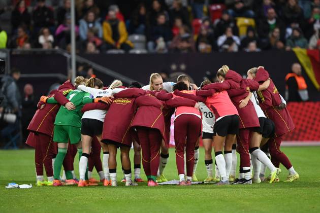 Germany team circle, motivation, conspiracy, UEFA Womens Nations League, semi-final, semi-final, womens international football match, Germany GER France FRA 1 0 on 24 10 2025 in Duesseldorf Germany Â