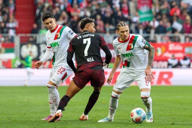 in duel, action, with Fabian Rieder 32 FC Augsburg , Antonio Nusa 7 RB Leipzig , Kristijan Jakic 17 FC Augsburg , FC Augsburg vs RB Leipzig, Soccer, 1 Bundesliga, 8 Matchday, 25 10 2025 DFB regulations prohibit any use of photographs as image sequences and or quasi video Augsburg Bayern Germany Copyright: xkolbert-press ChristianxKolbertx
