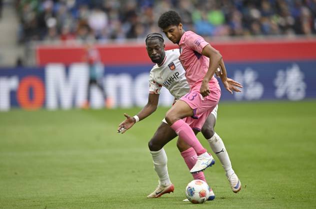 One-on-one, action Bernardo TSG 1899 Hoffenheim 13 vs Omar Haktab Traore 1 FC Heidenheim 1846 FCH 23 TSG 1899 Hoffenheim vs 1 FC Heidenheim 1846 FCH 25 10 2025 DFL REGULATIONS PROHIBIT ANY USE OF PHOTOGRAPHS AS IMAGE SEQUENCES AND OR QUASI VIDEO TSG 1899 Hoffenheim vs 1 FC Heidenheim 1846 FCH