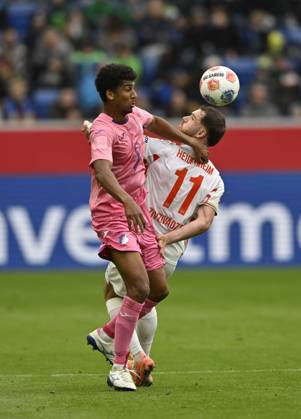 One-on-one, action Budu Zivzivadze Siwsiwadse 1 FC Heidenheim 1846 FCH 11 vs Bernardo TSG 1899 Hoffenheim 13 TSG 1899 Hoffenheim vs 1 FC Heidenheim 1846 FCH 25 10 2025 DFL REGULATIONS PROHIBIT ANY USE OF PHOTOGRAPHS AS IMAGE SEQUENCES AND OR QUASI VIDEO TSG 1899 Hoffenheim vs 1 FC Heidenheim 1846 FCH