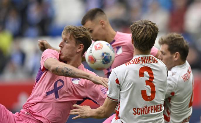 Penalty area scene, goal area scene header duel duel action Wouter Tohumcu TSG 1899 Hoffenheim 18 vs Jan Schoeppner 1 FC Heidenheim 1846 FCH 03 TSG 1899 Hoffenheim vs 1 FC Heidenheim 1846 FCH 25 10 2025 DFL REGULATIONS PROHIBIT ANY USE OF PHOTOGRAPHS AS IMAGE SEQUENCES AND OR QUASI VIDEO TSG 1899 Hoffenheim vs 1 FC Heidenheim 1846 FCH