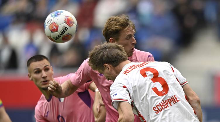 Penalty area scene, goal area scene header duel duel action Wouter Tohumcu TSG 1899 Hoffenheim 18 vs Jan Schoeppner 1 FC Heidenheim 1846 FCH 03 TSG 1899 Hoffenheim vs 1 FC Heidenheim 1846 FCH 25 10 2025 DFL REGULATIONS PROHIBIT ANY USE OF PHOTOGRAPHS AS IMAGE SEQUENCES AND OR QUASI VIDEO TSG 1899 Hoffenheim vs 1 FC Heidenheim 1846 FCH