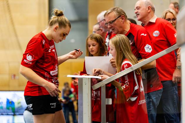 25 10 2025, GER, Handball, Women, Season 2025 2026, Alsco 1 Bl, 6 Matchday, Thueringer HC VfL Oldenburg Lotta Heider Thueringer HC,7 together with the fans 99947 Bad Langensalza Salza Halle Sporthalle Mehrz Thüringen Germany