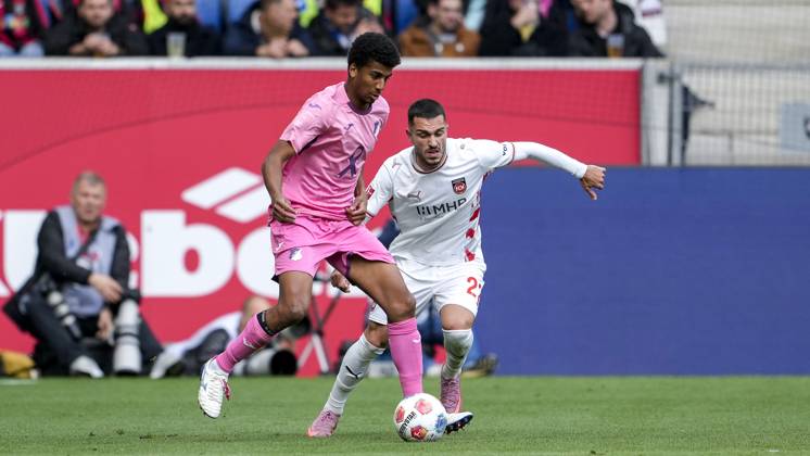 v li Bernardo Fernandes da Silva Junior Hoffenheim, 13 , Arijon Ibrahimovic FCH, 22 , duel, duel scene, duel, tackle, tackling, dynamics, action, action, 25 10 2025, Sinsheim Germany , Football, Bundesliga, TSG 1899 Hoffenheim 1 FC Heidenheim, DFB DFL REGULATIONS PROHIBIT ANY USE OF PHOTOGRAPHS AS IMAGE SEQUENCES AND OR QUASI VIDEO xozx
