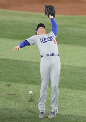 Los Angeles Dodgers first baseman Freddie Freeman (5) drops an infield pop-up single from Toronto Blue Jays Ernie Clement in the second inning during game two of the MLB, Baseball Herren, USA World Series at Rogers Centre in Toronto, Canada, on Saturday, October 25, 2025. TOR20251025814 AARONxJOSEFCZYK