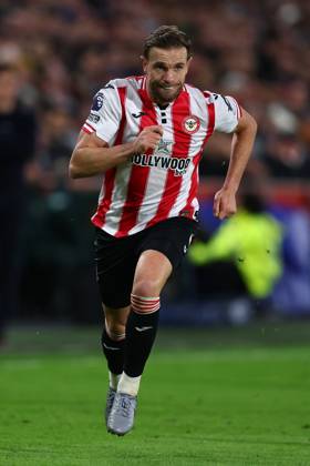 London, England, 25th October 2025. Jordan Henderson of Brentford during the Brentford vs Liverpool Premier League match at Gtech Community Stadium, London. Picture credit should read: Paul Terry Sportimage EDITORIAL USE ONLY. No use with unauthorised audio, video, data, fixture lists, club league logos or live services. Online in-match use limited to 120 images, no video emulation. No use in betting, games or single club league player publications. SPI_067_PT_Brentford_Liverpool SPI-4238-0068