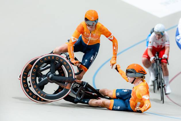 2025 Tissot UCI Track World Championships Picture by Alex Whitehead SWpix.com - 25 10 2025 - Cycling - 2025 Tissot UCI Track World Championships - Velodromo PenalolÃ n, Santiago, Chile - Women™s Madison - Lorena Wiebes (right) and Lisa van Belle (left) of the Netherlands crash during a handsling changeover. Santiago Velodromo Parque PenalolÃ n Chile Copyright: x xSWpix.comx(t axPhotographyxHubxLtd)xAlexxWhitehead SWpix.comx SWP-3030-11712