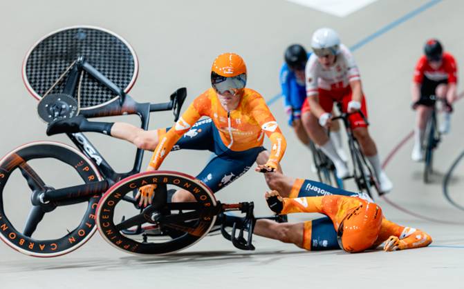 2025 Tissot UCI Track World Championships Picture by Alex Whitehead SWpix.com - 25 10 2025 - Cycling - 2025 Tissot UCI Track World Championships - Velodromo PenalolÃ n, Santiago, Chile - Women™s Madison - Lorena Wiebes (right) and Lisa van Belle (left) of the Netherlands crash during a handsling changeover. Santiago Velodromo Parque PenalolÃ n Chile Copyright: x xSWpix.comx(t axPhotographyxHubxLtd)xAlexxWhitehead SWpix.comx SWP-3030-11713
