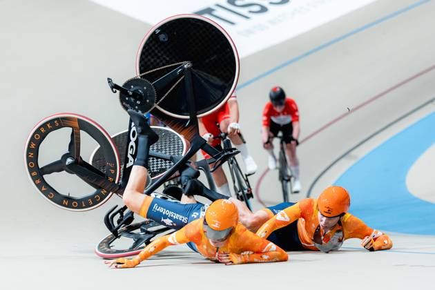2025 Tissot UCI Track World Championships Picture by Alex Whitehead SWpix.com - 25 10 2025 - Cycling - 2025 Tissot UCI Track World Championships - Velodromo PenalolÃ n, Santiago, Chile - Women™s Madison - Lorena Wiebes (right) and Lisa van Belle (left) of the Netherlands crash during a handsling changeover. Santiago Velodromo Parque PenalolÃ n Chile Copyright: x xSWpix.comx(t axPhotographyxHubxLtd)xAlexxWhitehead SWpix.comx SWP-3030-11714