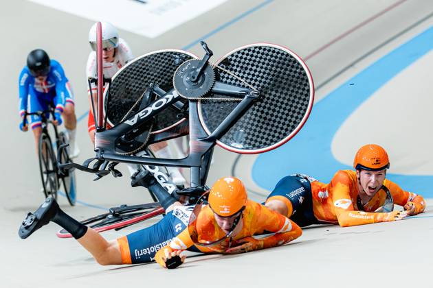 2025 Tissot UCI Track World Championships Picture by Alex Whitehead SWpix.com - 25 10 2025 - Cycling - 2025 Tissot UCI Track World Championships - Velodromo PenalolÃ n, Santiago, Chile - Women™s Madison - Lorena Wiebes (right) and Lisa van Belle (left) of the Netherlands crash during a handsling changeover. Santiago Velodromo Parque PenalolÃ n Chile Copyright: x xSWpix.comx(t axPhotographyxHubxLtd)xAlexxWhitehead SWpix.comx SWP-3030-11715