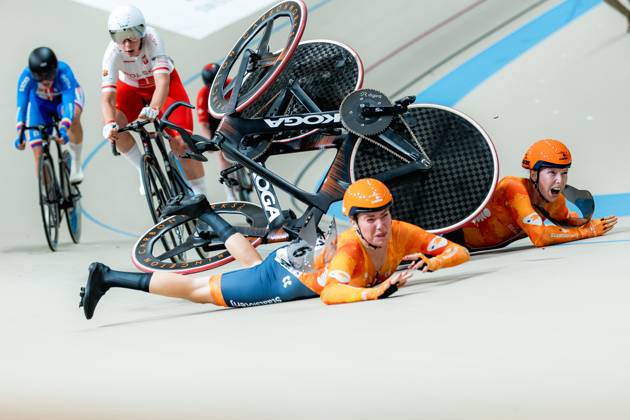 2025 Tissot UCI Track World Championships Picture by Alex Whitehead SWpix.com - 25 10 2025 - Cycling - 2025 Tissot UCI Track World Championships - Velodromo PenalolÃ n, Santiago, Chile - Women™s Madison - Lorena Wiebes (right) and Lisa van Belle (left) of the Netherlands crash during a handsling changeover. Santiago Velodromo Parque PenalolÃ n Chile Copyright: x xSWpix.comx(t axPhotographyxHubxLtd)xAlexxWhitehead SWpix.comx SWP-3030-11716