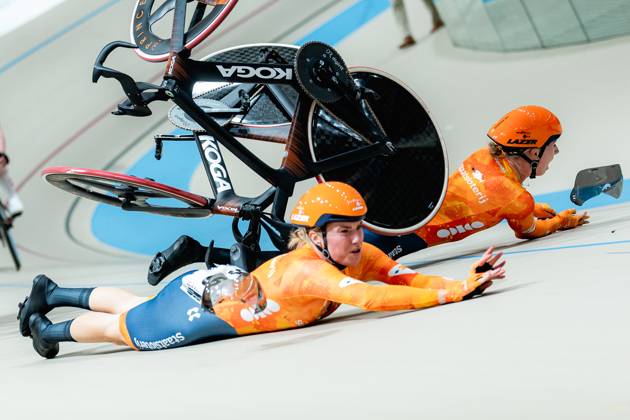 2025 Tissot UCI Track World Championships Picture by Alex Whitehead SWpix.com - 25 10 2025 - Cycling - 2025 Tissot UCI Track World Championships - Velodromo PenalolÃ n, Santiago, Chile - Women™s Madison - Lorena Wiebes (right) and Lisa van Belle (left) of the Netherlands crash during a handsling changeover. Santiago Velodromo Parque PenalolÃ n Chile Copyright: x xSWpix.comx(t axPhotographyxHubxLtd)xAlexxWhitehead SWpix.comx SWP-3030-11717