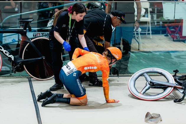 2025 Tissot UCI Track World Championships Picture by Alex Whitehead SWpix.com - 25 10 2025 - Cycling - 2025 Tissot UCI Track World Championships - Velodromo PenalolÃ n, Santiago, Chile - Women™s Madison - Lisa van Belle of the Netherlands after a crash Santiago Velodromo Parque PenalolÃ n Chile Copyright: x xSWpix.comx(t axPhotographyxHubxLtd)xAlexxWhitehead SWpix.comx SWP-3030-11719