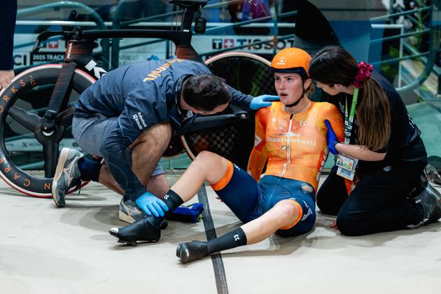 2025 Tissot UCI Track World Championships Picture by Alex Whitehead SWpix.com - 25 10 2025 - Cycling - 2025 Tissot UCI Track World Championships - Velodromo PenalolÃ n, Santiago, Chile - Women™s Madison - Lisa van Belle of the Netherlands after a crash Santiago Velodromo Parque PenalolÃ n Chile Copyright: x xSWpix.comx(t axPhotographyxHubxLtd)xAlexxWhitehead SWpix.comx SWP-3030-11721