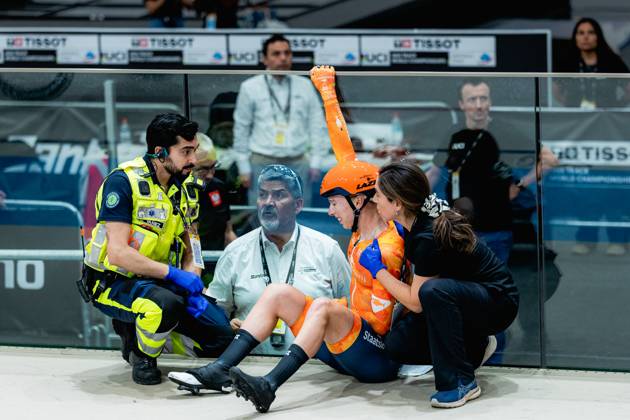 2025 Tissot UCI Track World Championships Picture by Alex Whitehead SWpix.com - 25 10 2025 - Cycling - 2025 Tissot UCI Track World Championships - Velodromo PenalolÃ n, Santiago, Chile - Women™s Madison - Lorena Wiebes of the Netherlands after a crash Santiago Velodromo Parque PenalolÃ n Chile Copyright: x xSWpix.comx(t axPhotographyxHubxLtd)xAlexxWhitehead SWpix.comx SWP-3030-11722