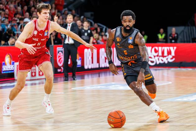 Richard Balint BMA365 Bamberg Baskets, 11 , Corey Davis Niners Chemnitz, 05 , BMA365 Bamberg Baskets vs Niners Chemnitz, Basketball, easyCredit BBL, Matchday 5, 26 10 2025 BMA365 Bamberg Baskets vs Niners Chemnitz, Basketball, easyCredit BBL, Matchday 5, 26 10 2025 Bamberg Copyright: xEibner-Pressefoto G.xSantemizx EP_EER