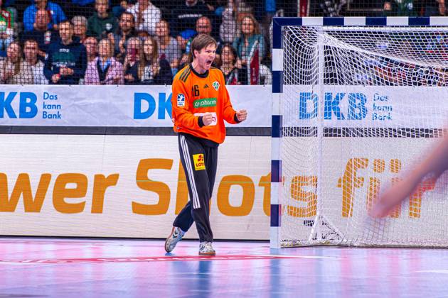 Simon Gade TSV Hannover Burgdorf, No. 16 v l , TSV Hannover Burgdorf green against SC Magdeburg white on matchday 10 of the 2025 2026 season in the DAIKIN Handball Bundesliga 26 10 2025, ZAG Arena Hannover, GER , Copyright: xJanxGuentherx xTSVxHannover-Burgdorfx