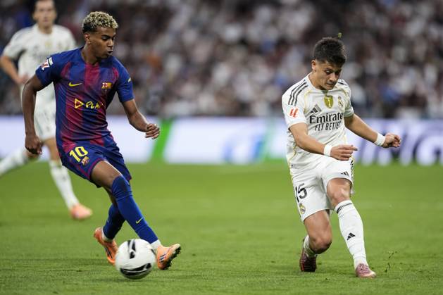 October 26, 2025, Madrid, Madrid, Spain: Arda Guler of Real Madrid CF and Lamine Yamal of FC Barcelona, Barca in action during the Spanish League, LaLiga EA Sports, football match played between Real Madrid C.F. and FC Barcelona at Santiago Bernabeu stadium on October 26, 2025, in Madrid, Spain. Madrid Spain - ZUMAa181 20251026_zaa_a181_142 Copyright: xOscarxJ.xBarrosox