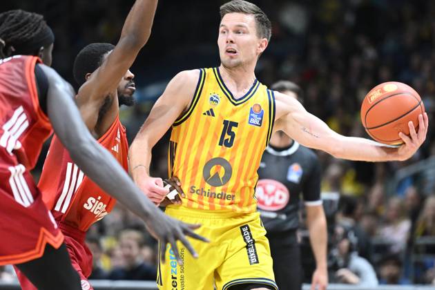 Martin Hermannsson ALBA Berlin, 15 GER, Alba Berlin vs FC Bayern Muenchen, Basketball, easyCredit Basketball League, Season 2025 2026, Matchday 5, 26 10 2025 GER, Alba Berlin vs FC Bayern Muenchen, Basketball, easyCredit Basketball League, Season 2025 2026, Matchday 5, 26 10 2025 Berlin Copyright: xEibner-Pressefoto RyanxSleimanx EP_RSN