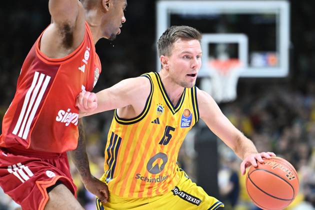 Martin Hermannsson ALBA Berlin, 15 GER, Alba Berlin vs FC Bayern Muenchen, Basketball, easyCredit Basketball League, Season 2025 2026, Matchday 5, 26 10 2025 GER, Alba Berlin vs FC Bayern Muenchen, Basketball, easyCredit Basketball League, Season 2025 2026, Matchday 5, 26 10 2025 Berlin Copyright: xEibner-Pressefoto RyanxSleimanx EP_RSN