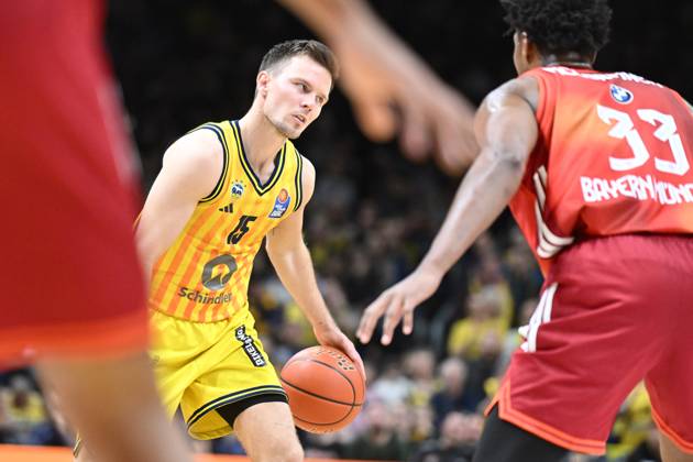 Martin Hermannsson ALBA Berlin, 15 GER, Alba Berlin vs FC Bayern Muenchen, Basketball, easyCredit Basketball League, Season 2025 2026, Matchday 5, 26 10 2025 GER, Alba Berlin vs FC Bayern Muenchen, Basketball, easyCredit Basketball League, Season 2025 2026, Matchday 5, 26 10 2025 Berlin Copyright: xEibner-Pressefoto RyanxSleimanx EP_RSN