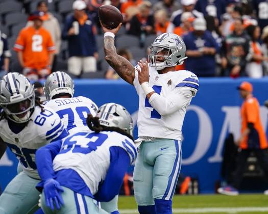 October 26, 2025: Dallas Cowboys quarterback Dak Prescott (4) lofts a warmup toss before the football game between the Denver Broncos and Dallas Cowboys. CSM. - ZUMAc04_ 20251026_zma_c04_187 Copyright: xDerekxRegensburgerx