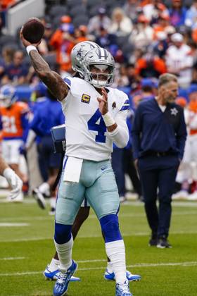 October 26, 2025: Dallas Cowboys quarterback Dak Prescott (4) throws a warmup toss before the football game between the Denver Broncos and Dallas Cowboys. CSM. - ZUMAc04_ 20251026_zma_c04_196 Copyright: xDerekxRegensburgerx