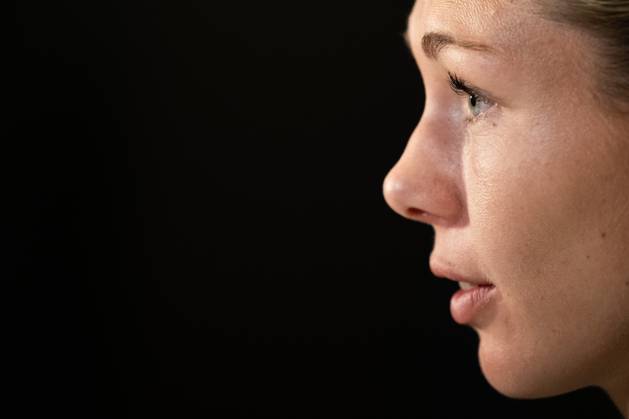 251027 Goalkeeper Jennifer Falk of the Swedish women s national football team is interviewed in the mixed zone after a training session on October 27, 2025 in Gothenburg Photo Mathias Bergeld BILDBYRAN kod MB MB1227 fotboll football soccer fotball nations league uefa womens nations league träning practice training sverige sweden dam bbeng  Copyright: MATHIASxBERGELD BB251027MB050