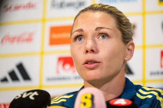251027 Goalkeeper Jennifer Falk of the Swedish women s national football team is interviewed in the mixed zone after a training session on October 27, 2025 in Gothenburg Photo Mathias Bergeld BILDBYRAN kod MB MB1227 fotboll football soccer fotball nations league uefa womens nations league träning practice training sverige sweden dam bbeng  Copyright: MATHIASxBERGELD BB251027MB054