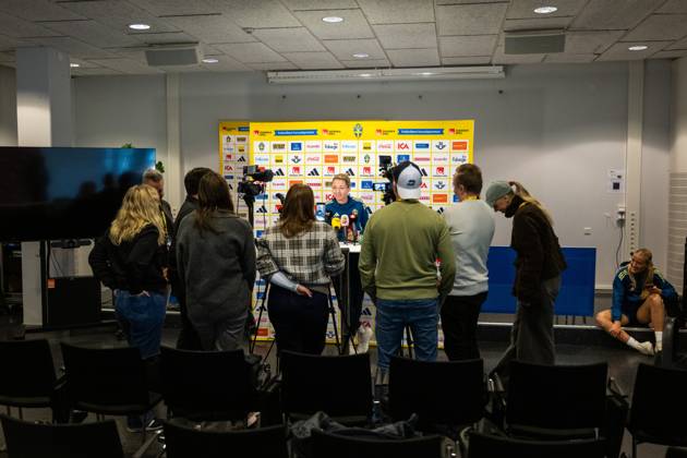 251027 Goalkeeper Jennifer Falk of the Swedish women s national football team is interviewed in the mixed zone after a training session on October 27, 2025 in Gothenburg Photo Mathias Bergeld BILDBYRAN kod MB MB1227 fotboll football soccer fotball nations league uefa womens nations league träning practice training sverige sweden dam bbeng  Copyright: MATHIASxBERGELD BB251027MB051