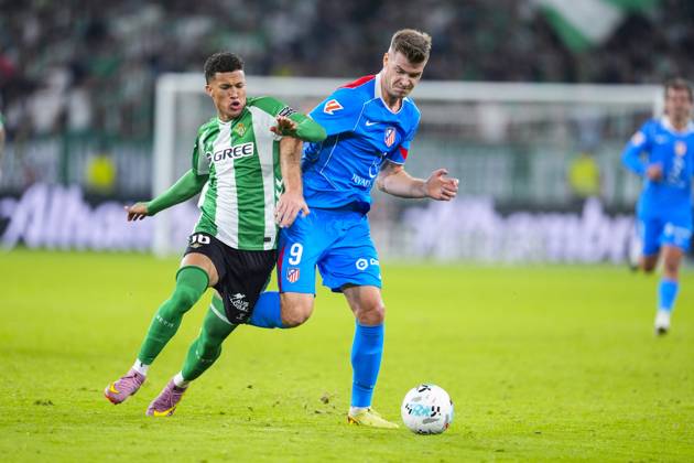 October 27, 2025, Sevilla, Sevilla, SPAIN: Nelson Deossa of Real Betis and Alexander Sorloth of Atletico de Madrid in action during the Spanish league, LaLiga EA Sports, football match played between Real Betis and Atletico de Madrid at La Cartuja stadium on October 27, 2025, in Sevilla, Spain. Sevilla SPAIN - ZUMAa181 20251027_zaa_a181_087 Copyright: xJoaquinxCorcherox