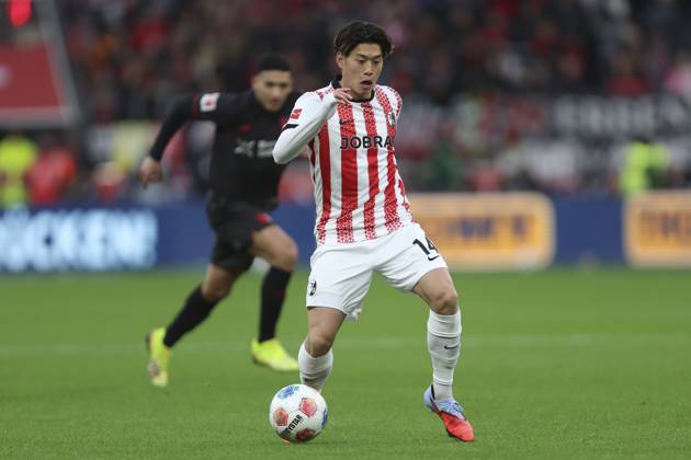 Yuito Suzuki (SC Freiburg) in Aktion, am Ball, Einzelaktion waehrend des spiels der Bundesliga zwischen Bayer 04 Leverkusen und Club Freiburg, BayArena am 26. October 2025 in Leverkusen, Deutschland. (Foto von Oliver Kaelke DeFodi Images) +++ Yuito Suzuki (SC Freiburg) controls the ball during the Bundesliga match between Bayer 04 Leverkusen and Sport-Club Freiburg at BayArena on October 26, 2025 in Leverkusen, Germany. (Photo by Oliver Kaelke DeFodi Images) DFL regulations prohibit any use of photographs as image sequences and or quasi-video. (Photo by Oliver Kaelke DeFodi Images) Yuito Suzuki SC Freiburg in action, on the ball, single action during the Bundesliga match between Bayer 04 Leverkusen and Sport Club Freiburg, BayArena on October 26, 2025 in Leverkusen, Germany Photo by Oliver Kaelke DeFodi Images Yuito Suzuki SC Freiburg controls the ball during the Bundesliga match between Bayer 04 Leverkusen and Sport Club Freiburg at BayArena on October 26, 2025 in Leverkusen, Germany Photo by Oliver Kaelke DeFodi Images DFL regulations prohibit any use of photographs as image sequences and or quasi video Photo by Oliver Kaelke DeFodi Images