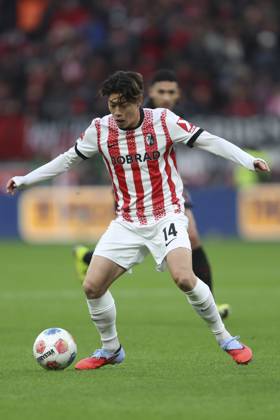 Yuito Suzuki (SC Freiburg) in Aktion, am Ball, Einzelaktion waehrend des spiels der Bundesliga zwischen Bayer 04 Leverkusen und Club Freiburg, BayArena am 26. October 2025 in Leverkusen, Deutschland. (Foto von Oliver Kaelke DeFodi Images) +++ Yuito Suzuki (SC Freiburg) controls the ball during the Bundesliga match between Bayer 04 Leverkusen and Sport-Club Freiburg at BayArena on October 26, 2025 in Leverkusen, Germany. (Photo by Oliver Kaelke DeFodi Images) DFL regulations prohibit any use of photographs as image sequences and or quasi-video. (Photo by Oliver Kaelke DeFodi Images) Yuito Suzuki SC Freiburg in action, on the ball, single action during the Bundesliga match between Bayer 04 Leverkusen and Sport Club Freiburg, BayArena on October 26, 2025 in Leverkusen, Germany Photo by Oliver Kaelke DeFodi Images Yuito Suzuki SC Freiburg controls the ball during the Bundesliga match between Bayer 04 Leverkusen and Sport Club Freiburg at BayArena on October 26, 2025 in Leverkusen, Germany Photo by Oliver Kaelke DeFodi Images DFL regulations prohibit any use of photographs as image sequences and or quasi video Photo by Oliver Kaelke DeFodi Images