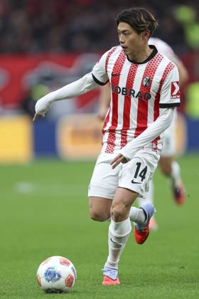 Yuito Suzuki (SC Freiburg) in Aktion, am Ball, Einzelaktion waehrend des spiels der Bundesliga zwischen Bayer 04 Leverkusen und Club Freiburg, BayArena am 26. October 2025 in Leverkusen, Deutschland. (Foto von Oliver Kaelke DeFodi Images) +++ Yuito Suzuki (SC Freiburg) controls the ball during the Bundesliga match between Bayer 04 Leverkusen and Sport-Club Freiburg at BayArena on October 26, 2025 in Leverkusen, Germany. (Photo by Oliver Kaelke DeFodi Images) DFL regulations prohibit any use of photographs as image sequences and or quasi-video. (Photo by Oliver Kaelke DeFodi Images) Yuito Suzuki SC Freiburg in action, on the ball, single action during the Bundesliga match between Bayer 04 Leverkusen and Sport Club Freiburg, BayArena on October 26, 2025 in Leverkusen, Germany Photo by Oliver Kaelke DeFodi Images Yuito Suzuki SC Freiburg controls the ball during the Bundesliga match between Bayer 04 Leverkusen and Sport Club Freiburg at BayArena on October 26, 2025 in Leverkusen, Germany Photo by Oliver Kaelke DeFodi Images DFL regulations prohibit any use of photographs as image sequences and or quasi video Photo by Oliver Kaelke DeFodi Images