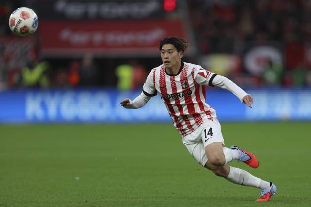 Yuito Suzuki (SC Freiburg) in Aktion, am Ball, Einzelaktion waehrend des spiels der Bundesliga zwischen Bayer 04 Leverkusen und Club Freiburg, BayArena am 26. October 2025 in Leverkusen, Deutschland. (Foto von Oliver Kaelke DeFodi Images) +++ Yuito Suzuki (SC Freiburg) controls the ball during the Bundesliga match between Bayer 04 Leverkusen and Sport-Club Freiburg at BayArena on October 26, 2025 in Leverkusen, Germany. (Photo by Oliver Kaelke DeFodi Images) DFL regulations prohibit any use of photographs as image sequences and or quasi-video. (Photo by Oliver Kaelke DeFodi Images) Yuito Suzuki SC Freiburg in action, on the ball, single action during the Bundesliga match between Bayer 04 Leverkusen and Sport Club Freiburg, BayArena on October 26, 2025 in Leverkusen, Germany Photo by Oliver Kaelke DeFodi Images Yuito Suzuki SC Freiburg controls the ball during the Bundesliga match between Bayer 04 Leverkusen and Sport Club Freiburg at BayArena on October 26, 2025 in Leverkusen, Germany Photo by Oliver Kaelke DeFodi Images DFL regulations prohibit any use of photographs as image sequences and or quasi video Photo by Oliver Kaelke DeFodi Images