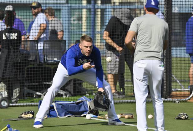 Los Angeles Dodgers first baseman Freddie Freeman warms up in preparation for game three of the MLB, Baseball Herren, USA World Series against the Toronto Blue Jays at Dodger Stadium in Los Angeles on Monday, October 27, 2025. LOS20251027802 JIMxRUYMEN