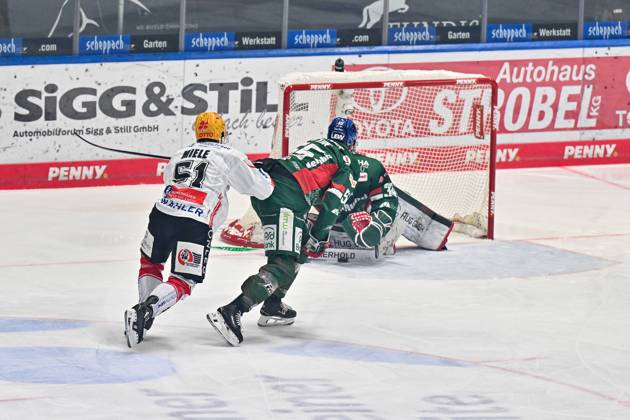 Penny DEL Augsburger Panther Fischtown Pinguins, 28 10 2025 in duel Ryan BUTTON Augsburger Panther 55 and Andy MIELE Fischtown Pinguins 51 duel during the match between the Augsburger Panther and the Fischtown Pinguins on matchday 15 of the Penny DEL at Curt Frenzel Stadium on 28 10 2025 Michael GARTEIG Augsburger Panther 34 Copyright: xBEAUTIFULxSPORTS Goldbergx