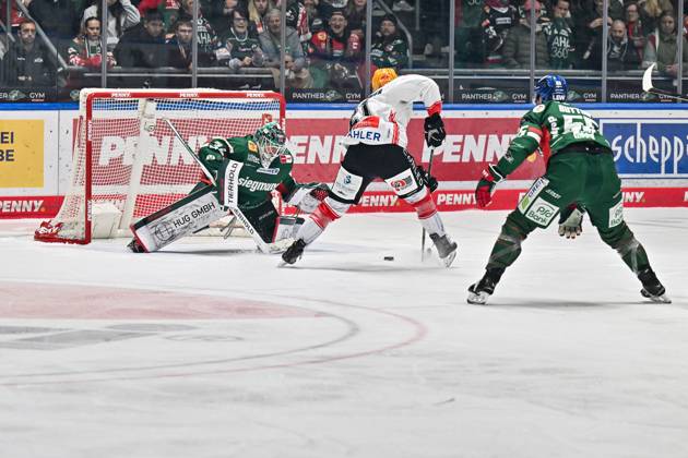 Penny DEL Augsburger Panther Fischtown Pinguins, 28 10 2025 in this scene Nico KRÄMMER Fischtwon Pinguins 21 fails with his solo run against Michael GARTEIG Augsburger Panther 34 during the match between the Augsburger Panther and the Fischtown Pinguins on matchday 15 of the Penny DEL at the Curt Frenzel Stadium on 28 10 2025 Copyright: xBEAUTIFULxSPORTS Goldbergx