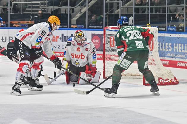 Penny DEL Augsburger Panther Fischtown Pinguins, 28 10 2025 Miha VERLIC Fischtwon Pinguins 91 and Leon HUNGERECKER Fischtown Pinguins 27 can clear together in front of Cody KUNYK Augsburger Panther 20 during the match between the Augsburger Panther and the Fischtown Pinguins on matchday 15 of the Penny DEL at Curt Frenzel Stadium on 28 10 2025 Copyright: xBEAUTIFULxSPORTS Goldbergx