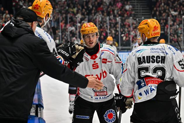 Penny DEL Augsburger Panther Fischtown Pinguins, 28 10 2025 Bremerhaveners cheer after the goal to 0 2 by Ziga JEGLIC Fischtown Pinguins 13 , Tor Torschuetze Freude Happy at the match between the Augsburger Panther and the Fischtown Pinguins on matchday 15 of the Penny DEL at the Curt Frenzel Stadium on 28 10 2025 Copyright: xBEAUTIFULxSPORTS Goldbergx