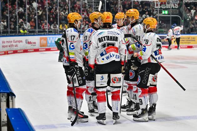 Penny DEL Augsburger Panther Fischtown Pinguins, 28 10 2025 in the picture the team of the guests at the match between the Augsburger Panther and the Fischtown Pinguins on matchday 15 of the Penny DEL at the Curt Frenzel Stadium on 28 10 2025 Copyright: xBEAUTIFULxSPORTS Goldbergx