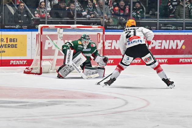 Penny DEL Augsburger Panther Fischtown Pinguins, 28 10 2025 in this scene Nico KRÄMMER Fischtwon Pinguins 21 fails with his solo run against Michael GARTEIG Augsburger Panther 34 during the match between the Augsburger Panther and the Fischtown Pinguins on matchday 15 of the Penny DEL at the Curt Frenzel Stadium on 28 10 2025 Copyright: xBEAUTIFULxSPORTS Goldbergx