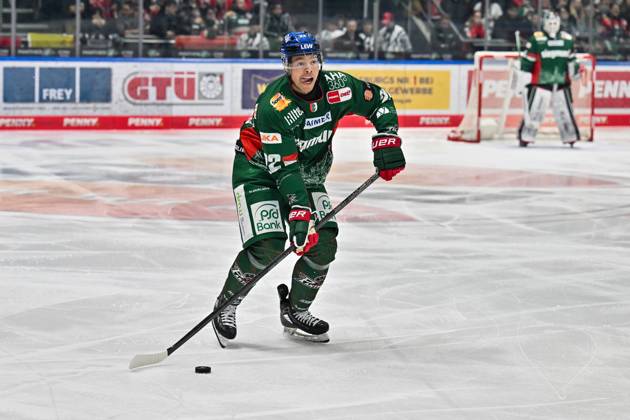 Penny DEL Augsburger Panther Fischtown Pinguins, 28 10 2025 at the puck Madison BOWEY Augsburger Panther 22 single photo cutout at the match between the Augsburger Panther and the Fischtown Pinguins on matchday 15 of the Penny DEL at the Curt Frenzel Stadium on 28 10 2025 Copyright: xBEAUTIFULxSPORTS Goldbergx