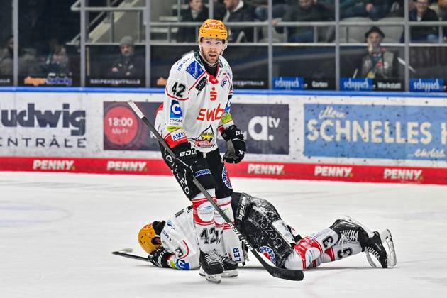 Penny DEL Augsburger Panther Fischtown Pinguins, 28 10 2025 Bennet ROßMY Fischtwon Pinguins 73, hit by the puck, skates off the ice in pain during the match between the Augsburger Panther and the Fischtown Pinguins on matchday 15 of the Penny DEL at Curt Frenzel Stadium on 28 10 2025 Copyright: xBEAUTIFULxSPORTS Goldbergx