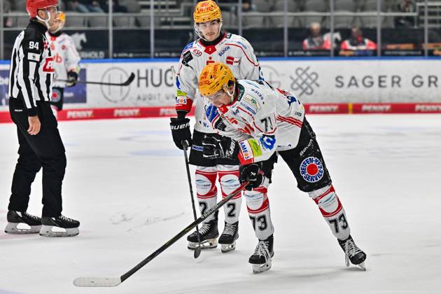 Penny DEL Augsburger Panther Fischtown Pinguins, 28 10 2025 Bennet ROßMY Fischtwon Pinguins 73, hit by the puck, skates off the ice in pain during the match between the Augsburger Panther and the Fischtown Pinguins on matchday 15 of the Penny DEL at Curt Frenzel Stadium on 28 10 2025 Copyright: xBEAUTIFULxSPORTS Goldbergx
