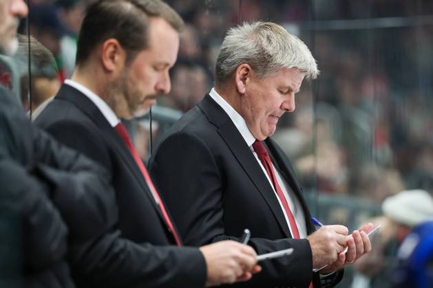 Head coach Bill Peters Augsburger Panther , right, , Augsburger Panther vs Fischtown Pinguins, 15 Matchday, Ice Hockey, Penny DEL, 28 10 2025 Augsburg Bayern Germany Copyright: xkolbert-press DunjaxDietrichx