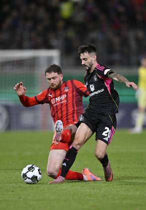 One-on-one, action Budu Zivzivadze Siwsiwadse 1 FC Heidenheim 1846 FCH 11 v Fabio Vieira Hamburger SV HSV 20 1 FC Heidenheim 1846 FCH v Hamburger SV HSV DFB Pokal Second Round 28 10 2025 DFL REGULATIONS PROHIBIT ANY USE OF PHOTOGRAPHS AS IMAGE SEQUENCES AND OR QUASI VIDEO 1 FC Heidenheim 1846 FCH v Hamburger SV HSV